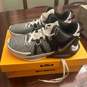 Nike LEBRON Witness VII Men’s size 8